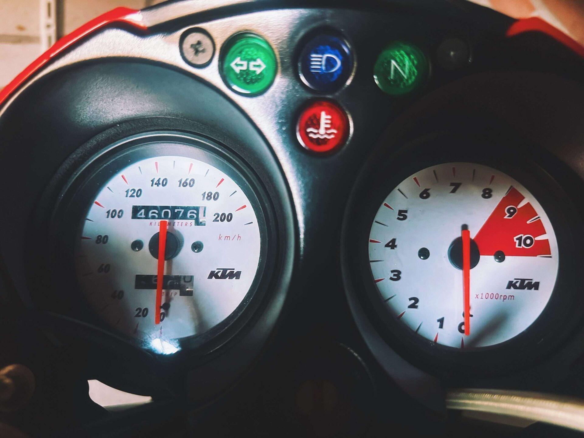 jTrvls KTM Duke cockpit